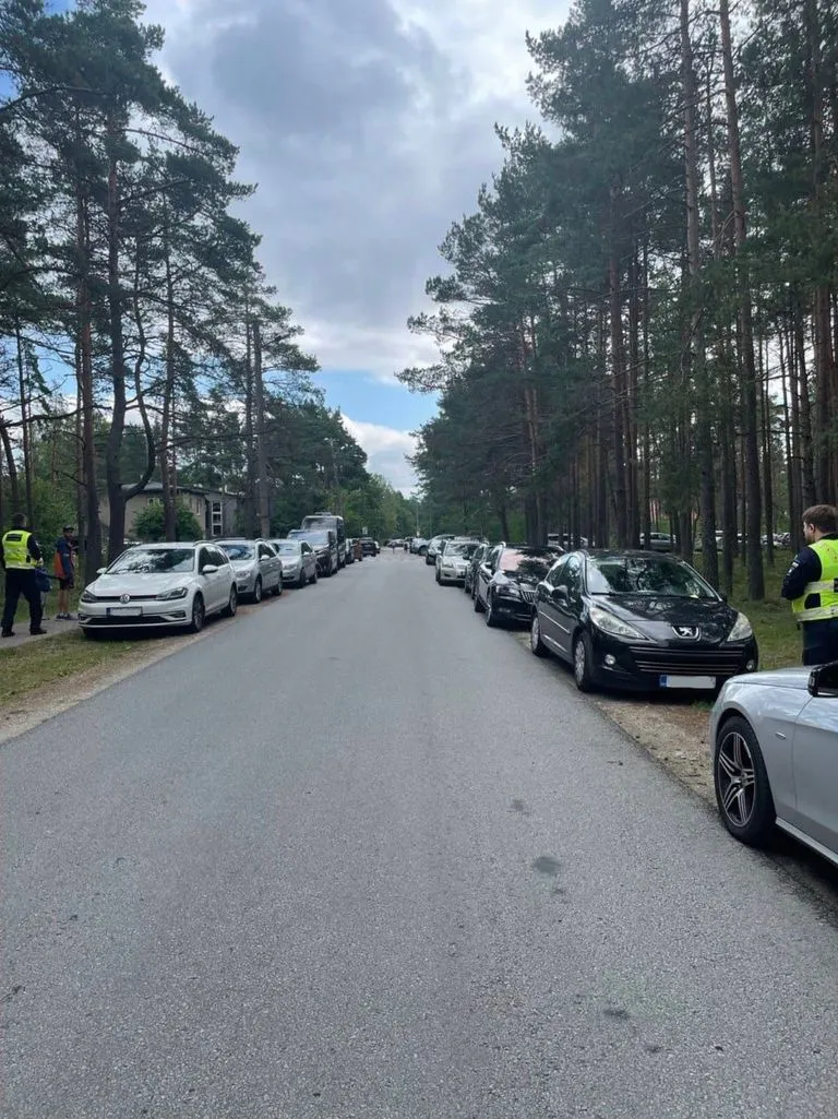 Автомобили, которые нарушили правила парковки во время концерта группы Terminaator 20 августа.