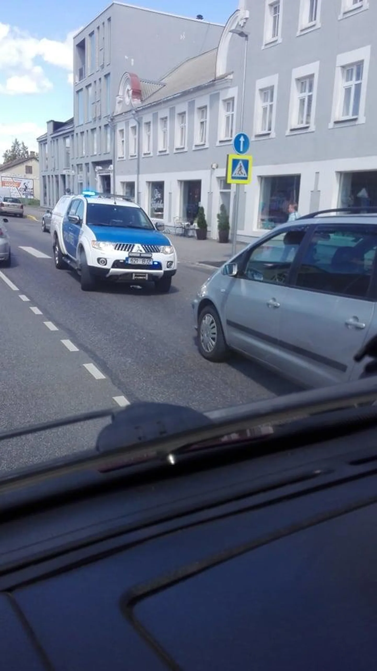 Pärnus Riia maantee ja Suur-Posti tänava ristmiku juures sõitis sõiduauto Volkswagen otsa ülekäiguraja ees peatunud Seatile.