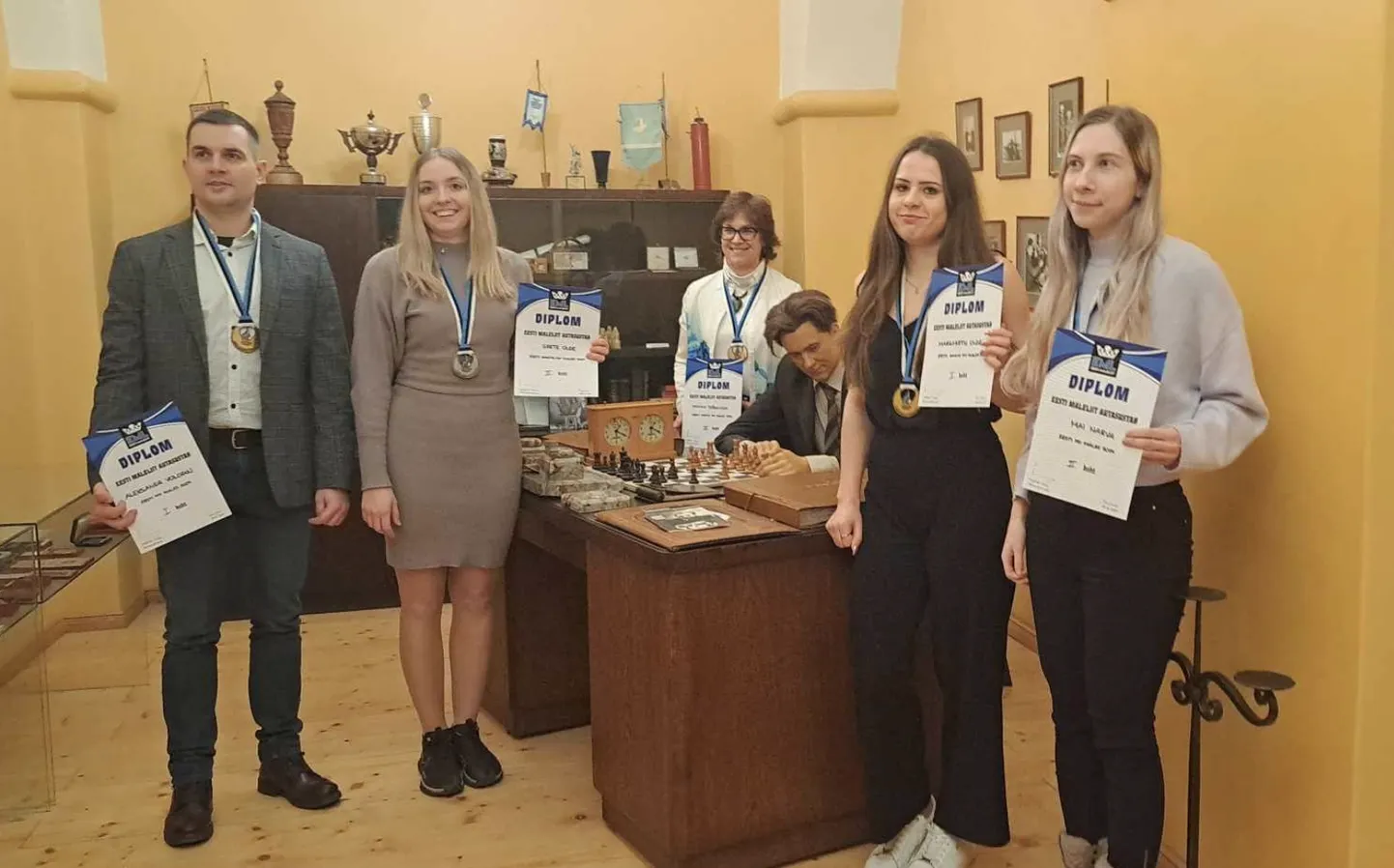 Medalistide grupipilt Paul Kerese toas. Vasakult: Eesti 2024. aasta meister GM Aleksandr Volodin, WCM Grete Olde (naiste hõbemedal), WIM Monika Tsõganova (naiste pronksmedal), Eesti 2024. aasta naiste meister WIM Margareth Olde ja IM Mai Narva (open-turniiri hõbemedal).