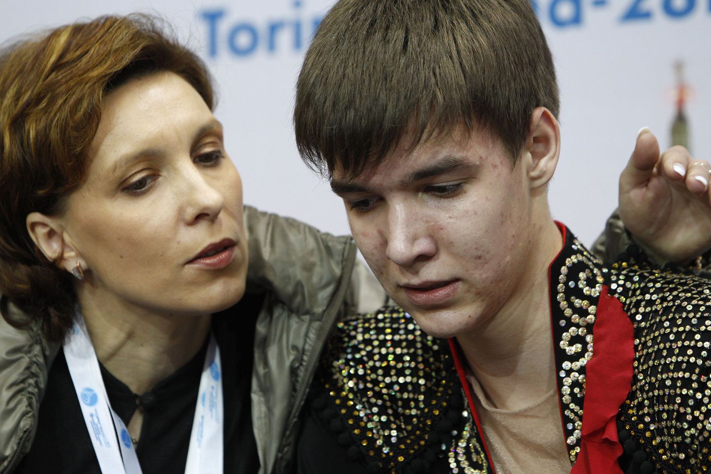 Viktor Romanenkov ja tema treenerist ema Oksana Romanenkova Torinos hindeid kuulates.