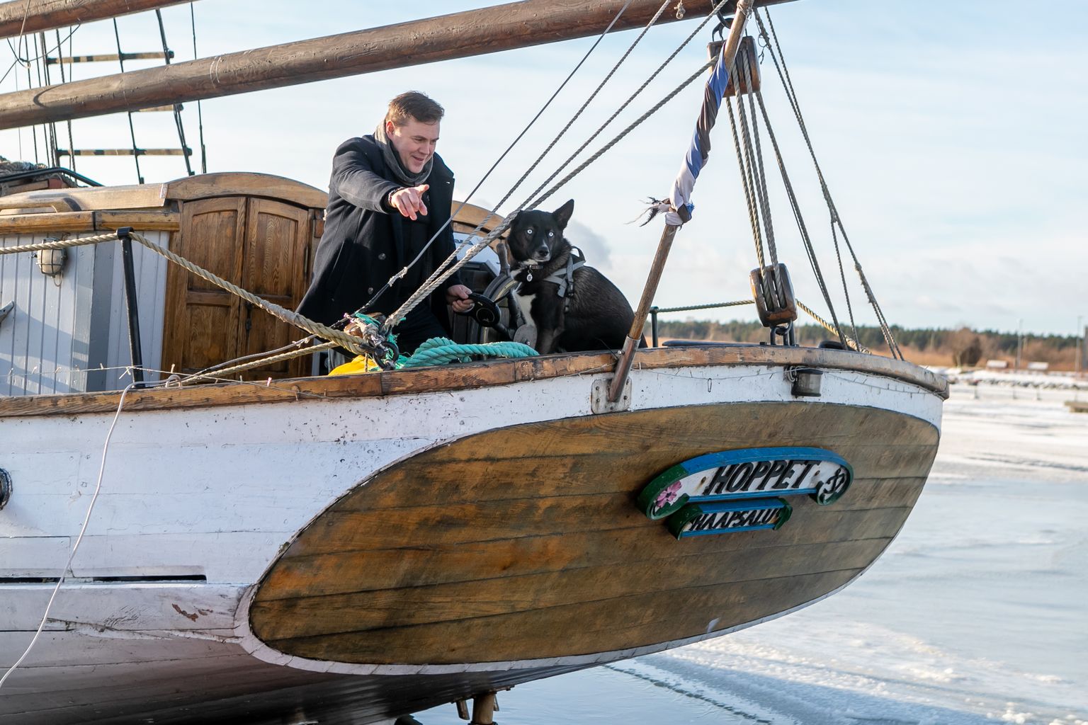 Pekka Rooväli, kes pildil koos laevakoer Louisiga, nimetab Hoppetit auväärseks vanaprouaks.