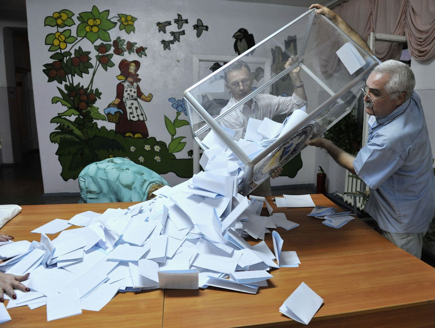 Valimisjaoskonna töötajad tühjendavad hääletussedelite kasti Biškekis.