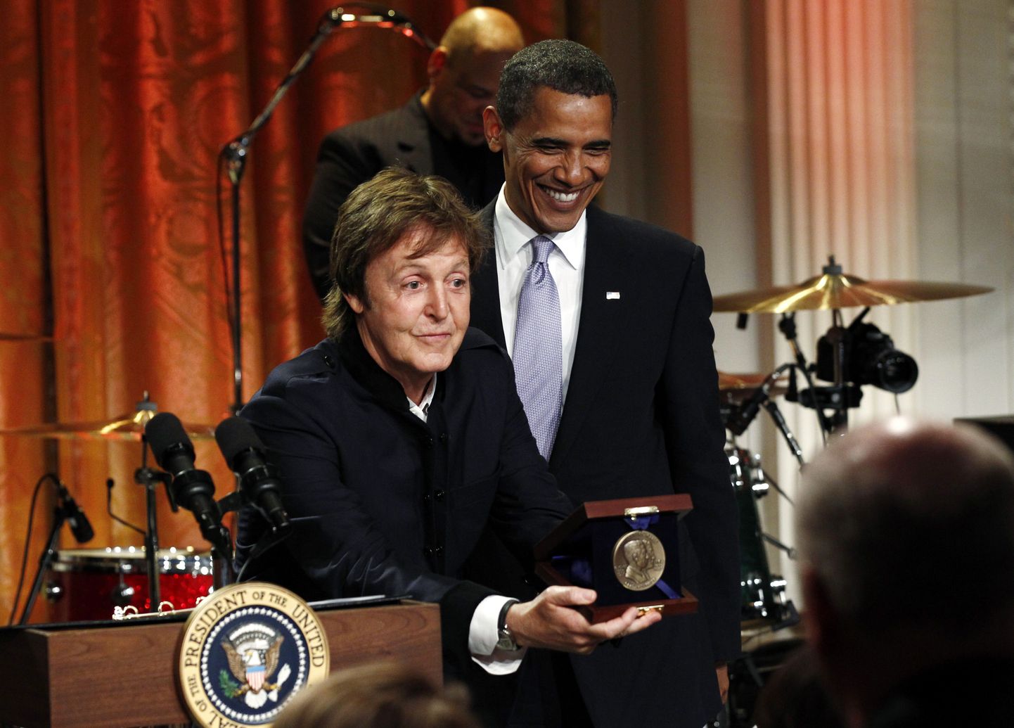 Президент США Барак Обама (справа) и музыкант Пол Маккартни во время концерта в Белом доме.