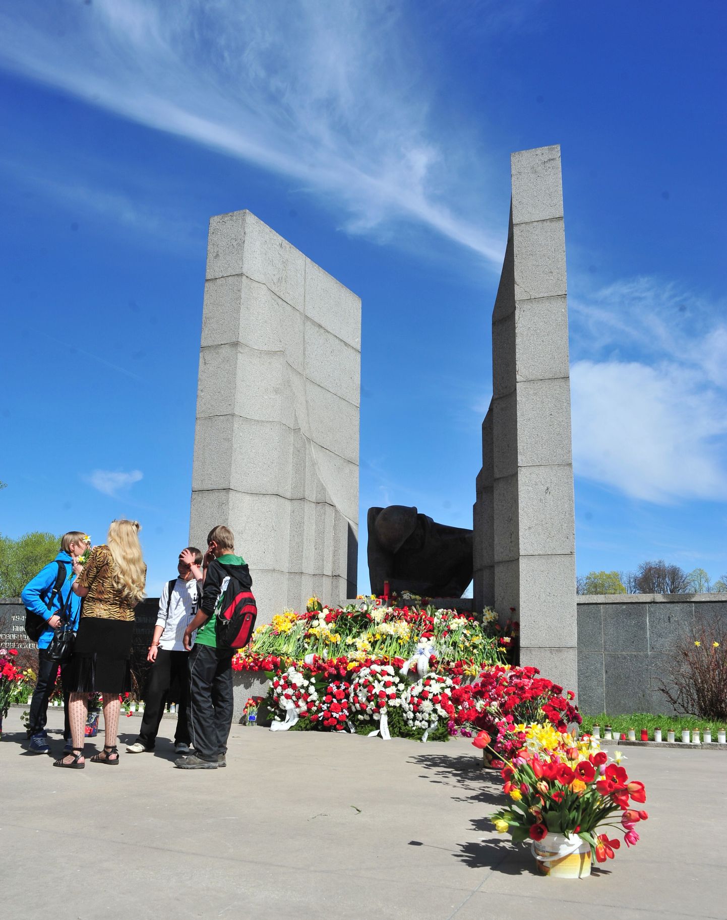 9. mai tähistamine Raadil Suures Isamaasõjas langenud sõjameeste memoriaali juures.