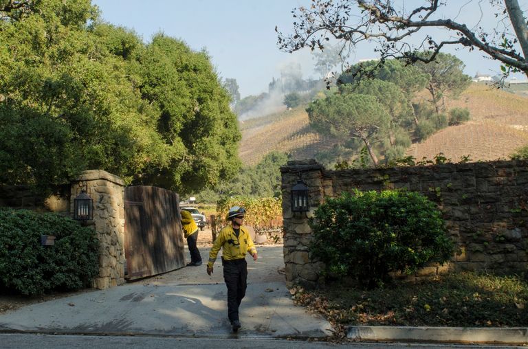 Californias Los Angelese lähedal lõõmab maastikupõleng, mis nüüd ohustab kuulsate ja rikaste kodusid. Rupert Murdochi veinimõis