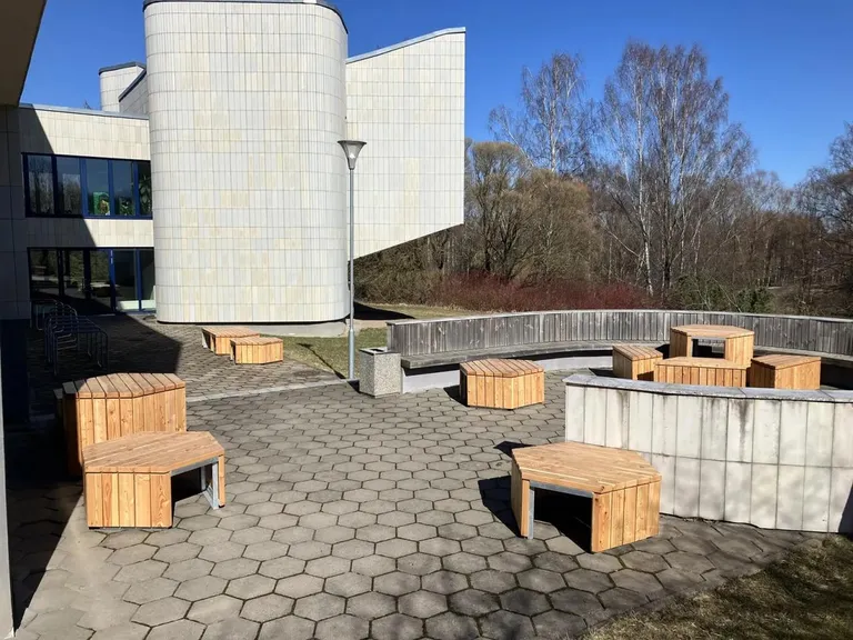 Metsamaja juures olevad pingid viiakse peagi teise kohta.