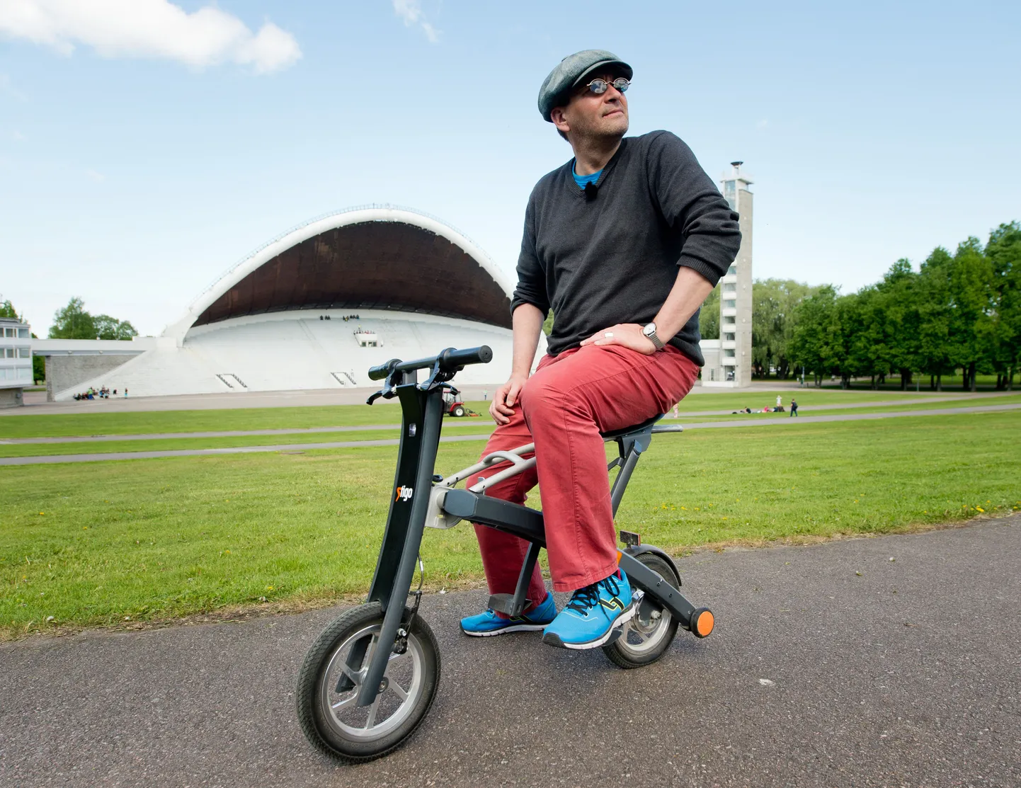 Stigo elektriroller pühas kohas, lauluväljakul