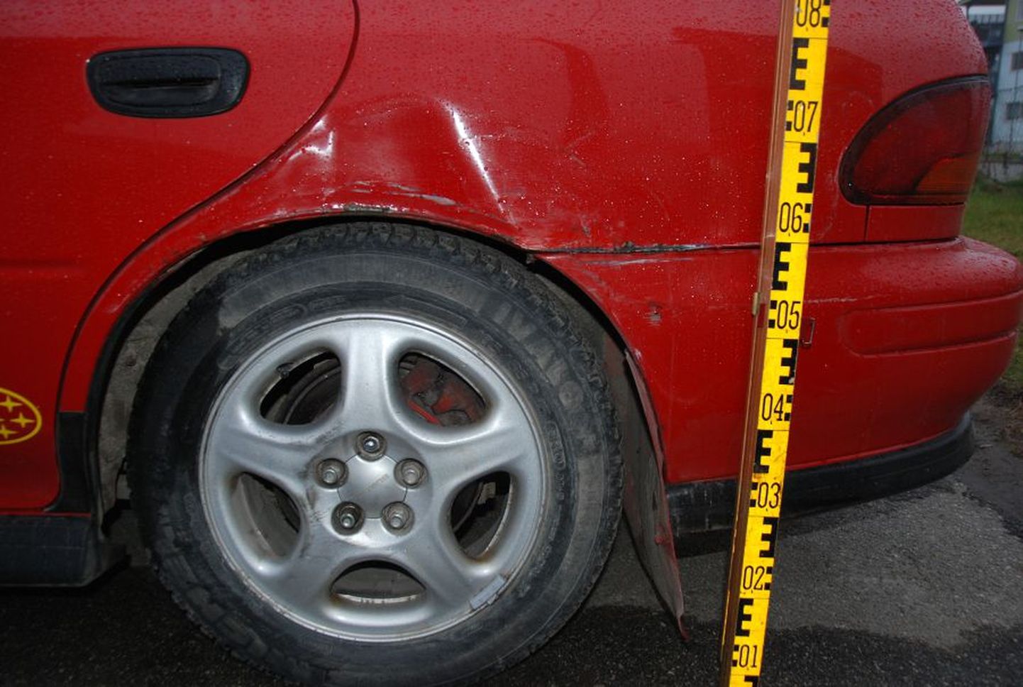 Tundmatu juht rikkus ööl vastu 23. novembrit Tartus Põhja puiesteel parkinud sõiduauto Subaru.
