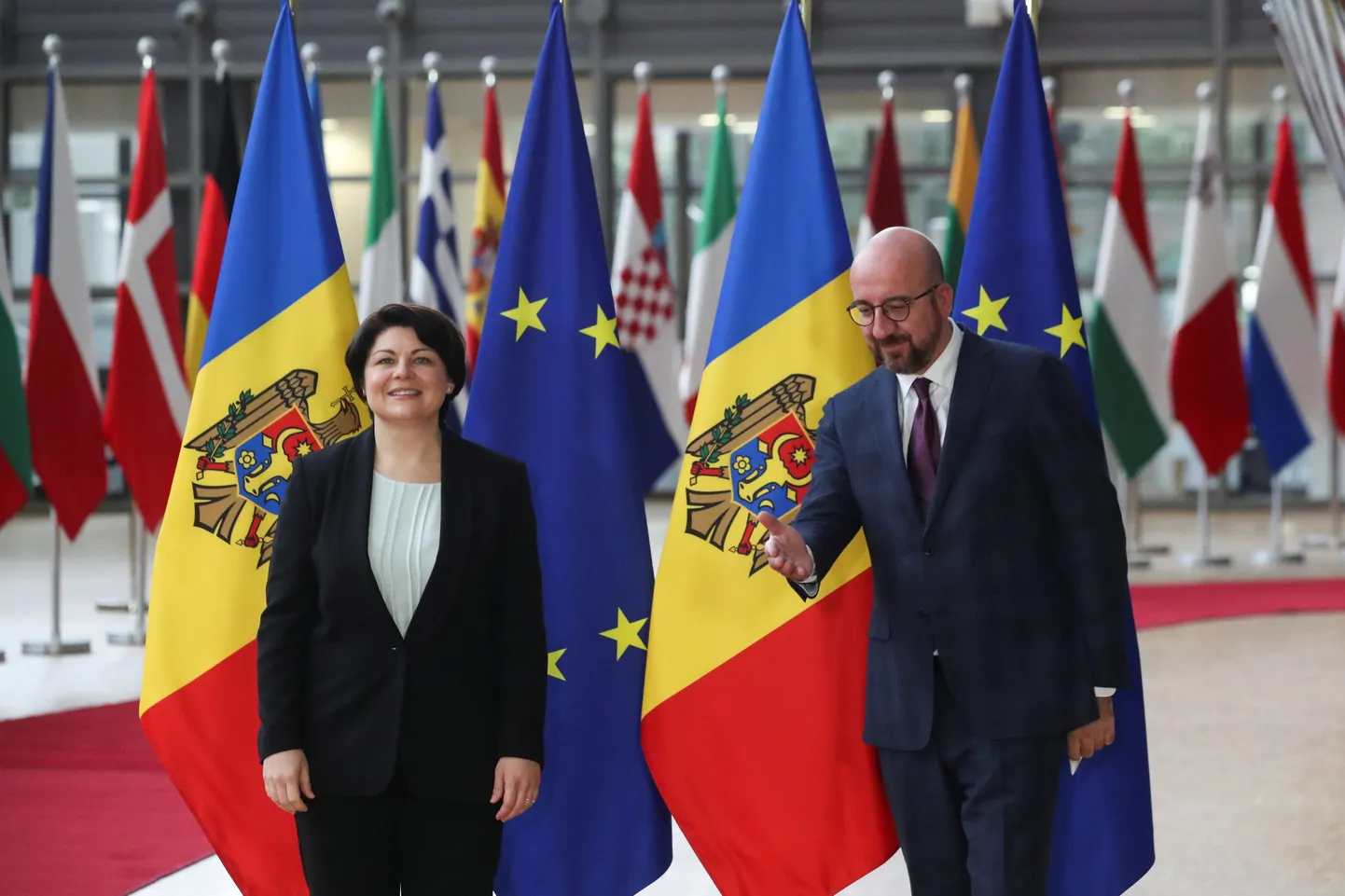 Moldova peaminister Natalia Gavrilița koos Euroopa Ülemkogu eesistuja Charles Micheliga Brüsselis.