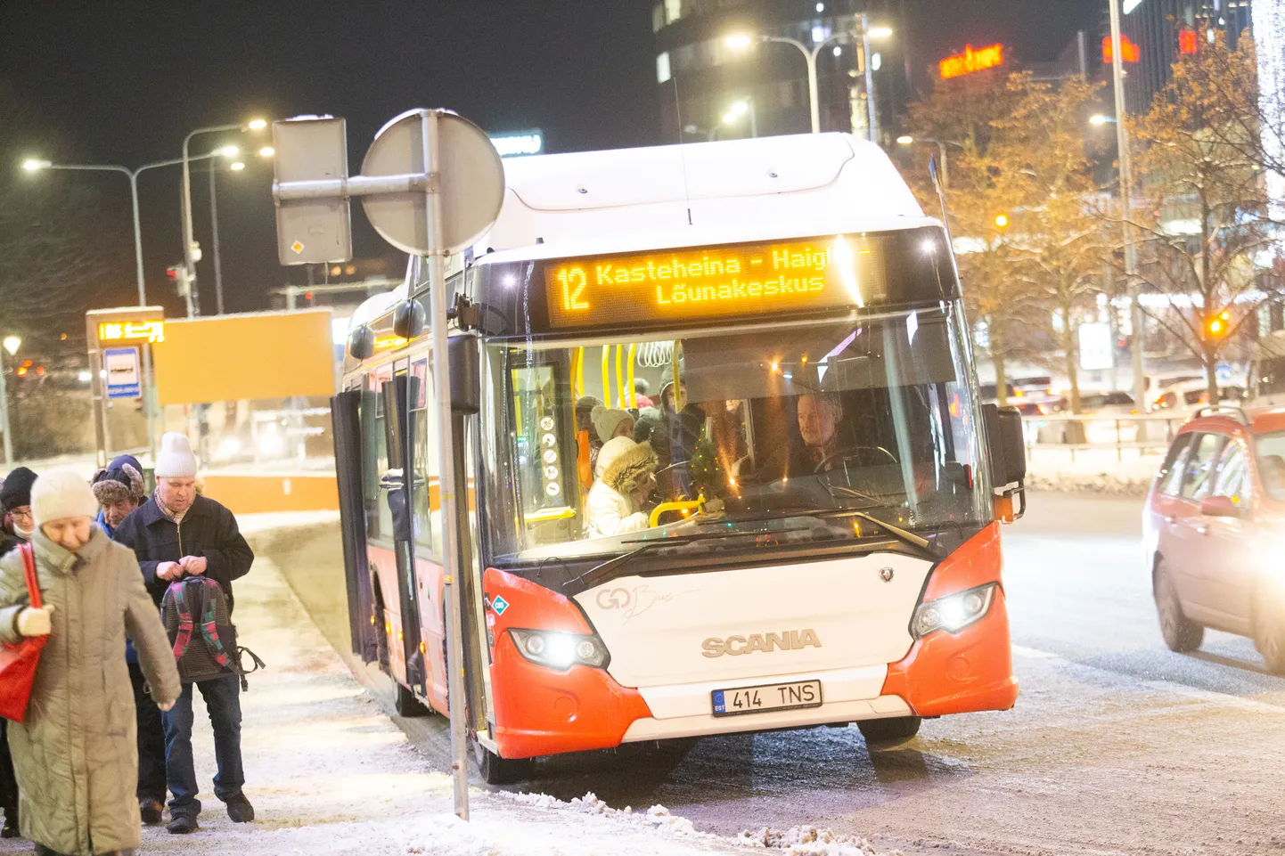 Kaubamaja peatusest väljuv buss.