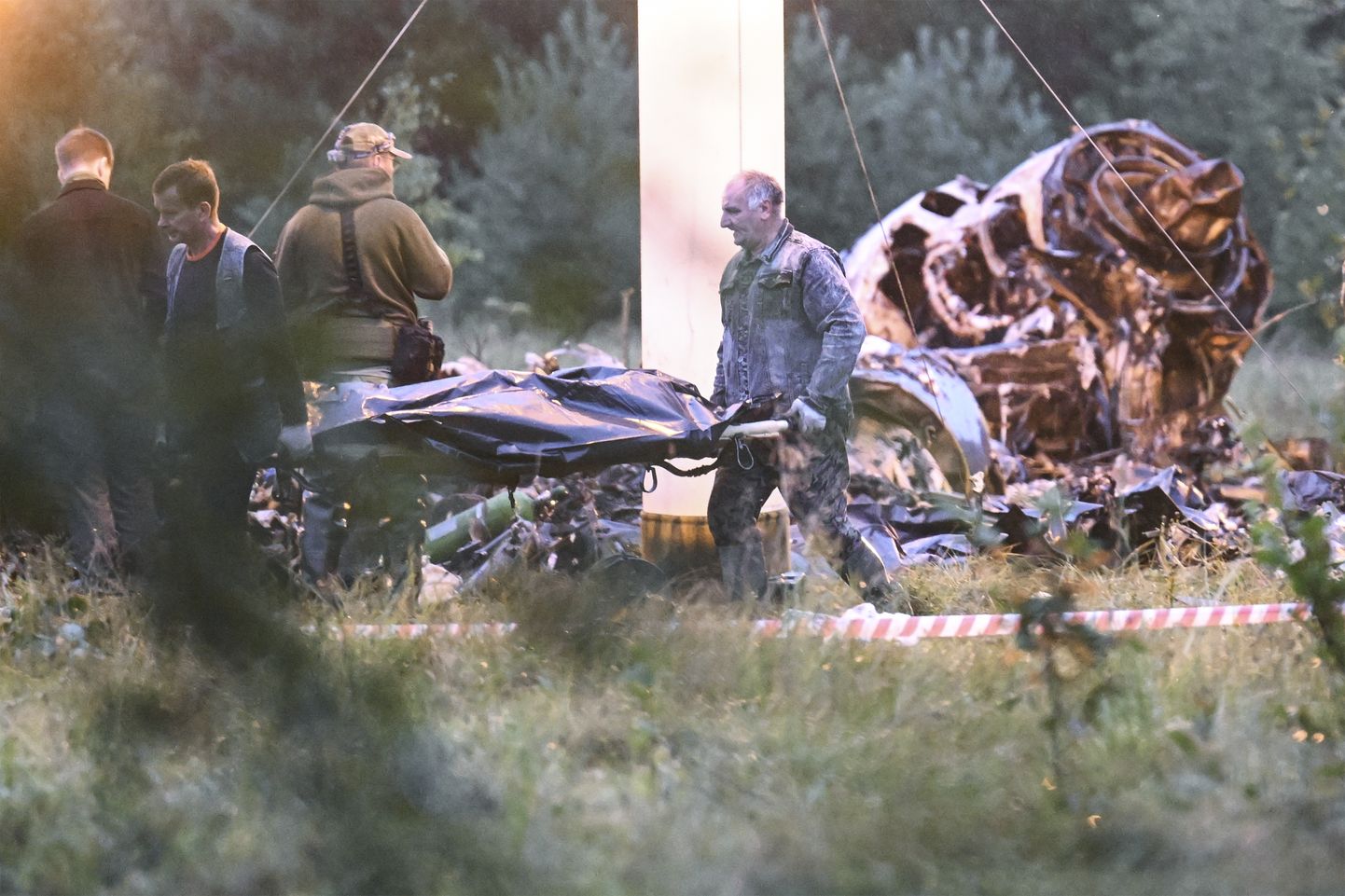 Kuigi väidetakse, et Wagneri variväe juhtfiguurid Prigožin ja Utkin hukkusid lennuõnnetuses, on õnnetuse põhjust ning hukunute isikuid võimatu adekvaatselt kontrollida. Avalikkusel on kasutada ainult Kremli versioon toimunust. Võimud korradavad lennuõnnetuse sündmuskohal uurimist ja hukkunute transporti Tveri regioonis. (AP Photo)  XPAG124
