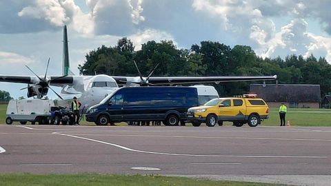 PILDID ⟩ Järgmine lennukitäis Rootsi vange maandus Tartu lennujaama