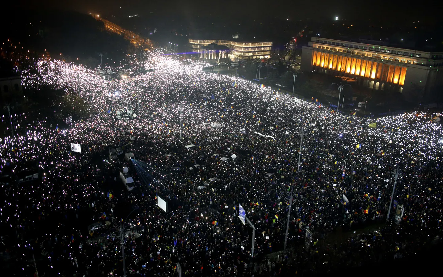 Kümned tuhanded inimesed on kogunenud Bukaresti tänavatele valitsuse vastu meelt avaldama.