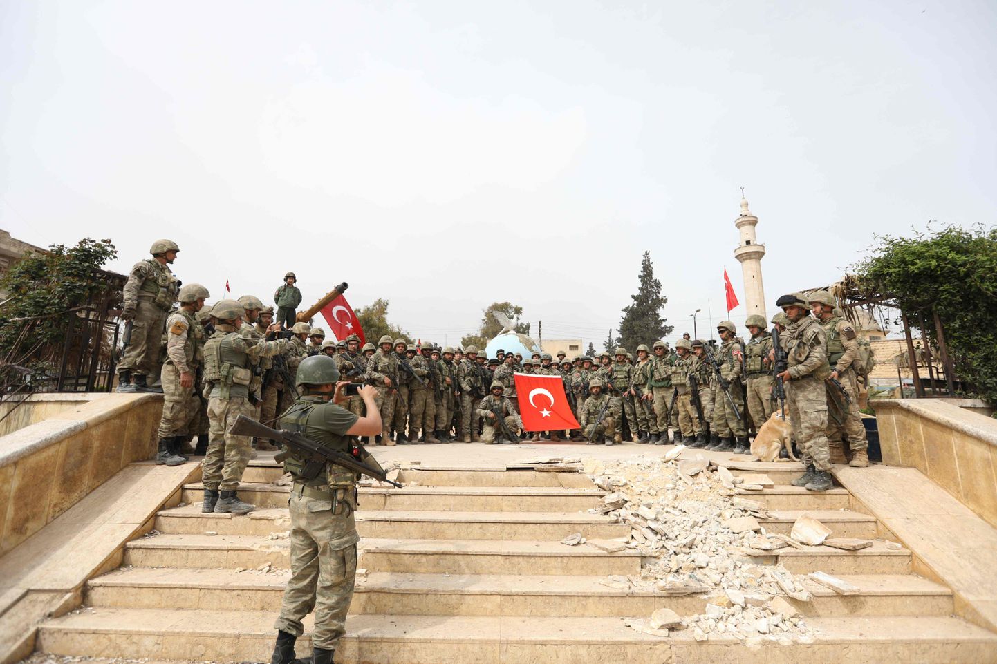 Türgi väed Afrinis grupipildil poseerimas.