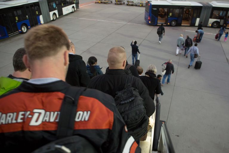 Судовые охранники прибыли в Европу, в аэропорта Франкфурта. На фото Алвар Хунт, Кристо Коха.