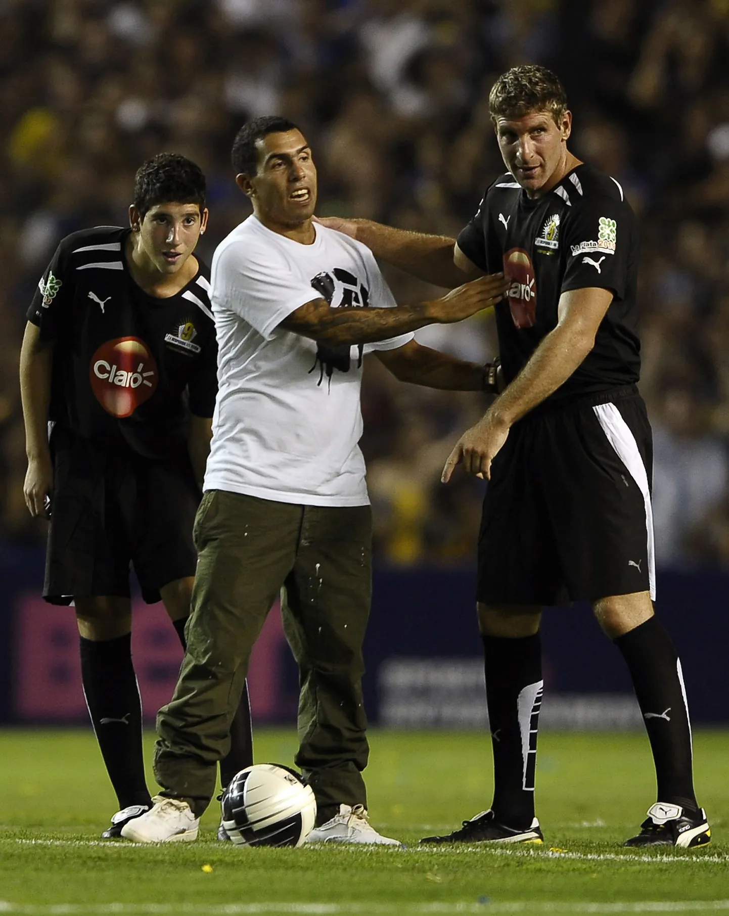 Carlos Tevez (keskel) Martin Palermo (paremal) lahkumismängul.