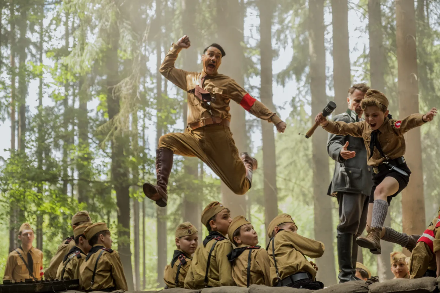 Kaader filmist «Jojo Rabbit» Pildil Taika Waititi (vasakul) ja Roman Griffin Davis