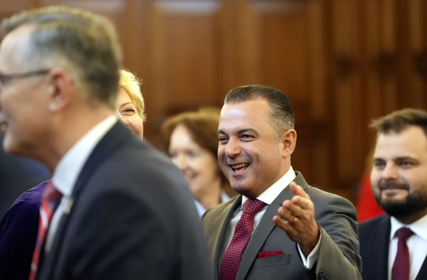 Saeimas deputāts Hosams Abu Meri (centrā) piedalās Saeimas sēdē, kur 1. lasījumā skata 2023. gada valsts budžeta un 2023., 2024. un 2025. gada budžeta ietvara likumprojektu.