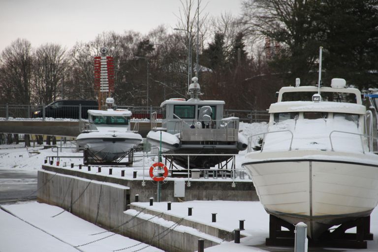 Катера Департамента окружающей среды (слева) зимуют на берегу в Муствеэ.