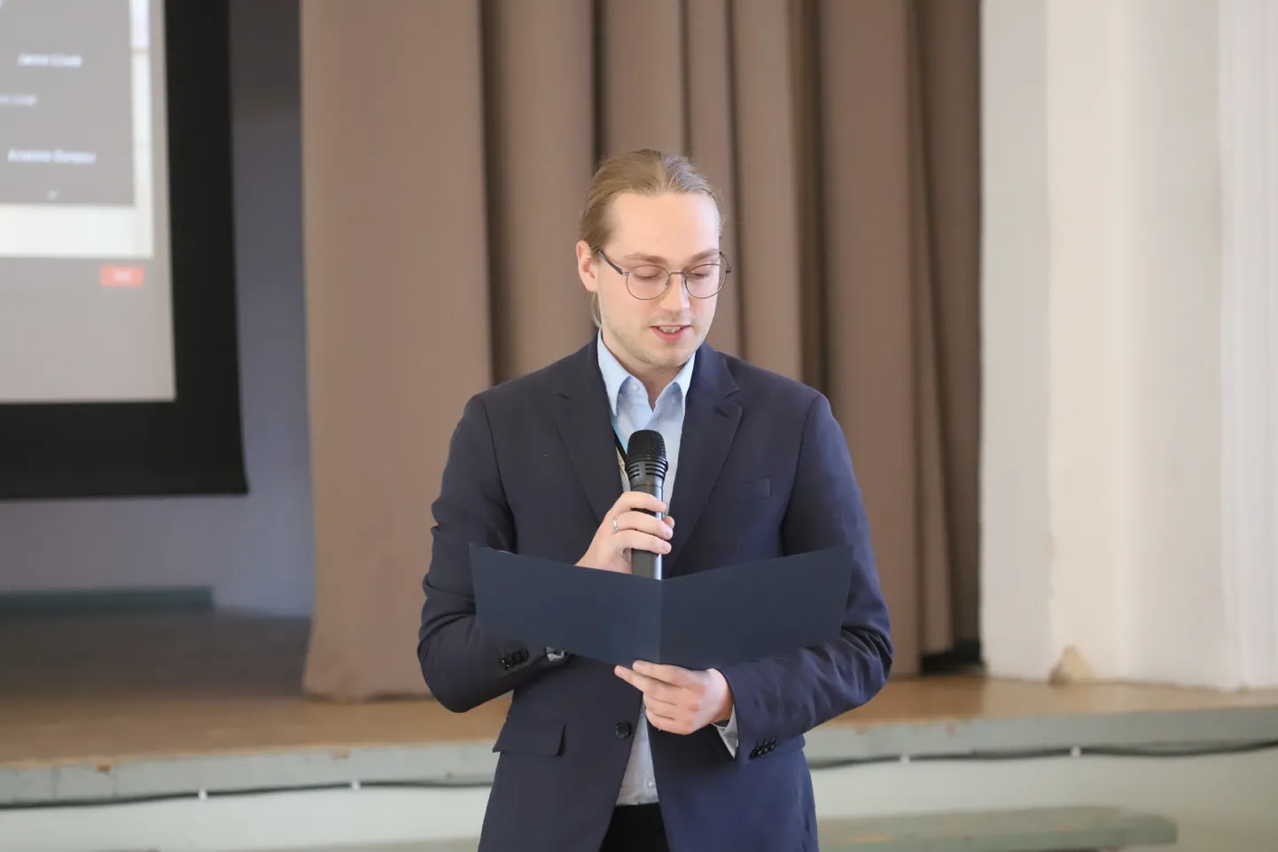 Peeter Põllu stipendiumi pälvis pedagoogi ameti populariseerimise eest Joosep Heinsalu.