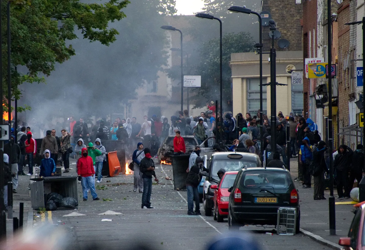Londoni mässajad sundisid inimesi striptiisi tegema