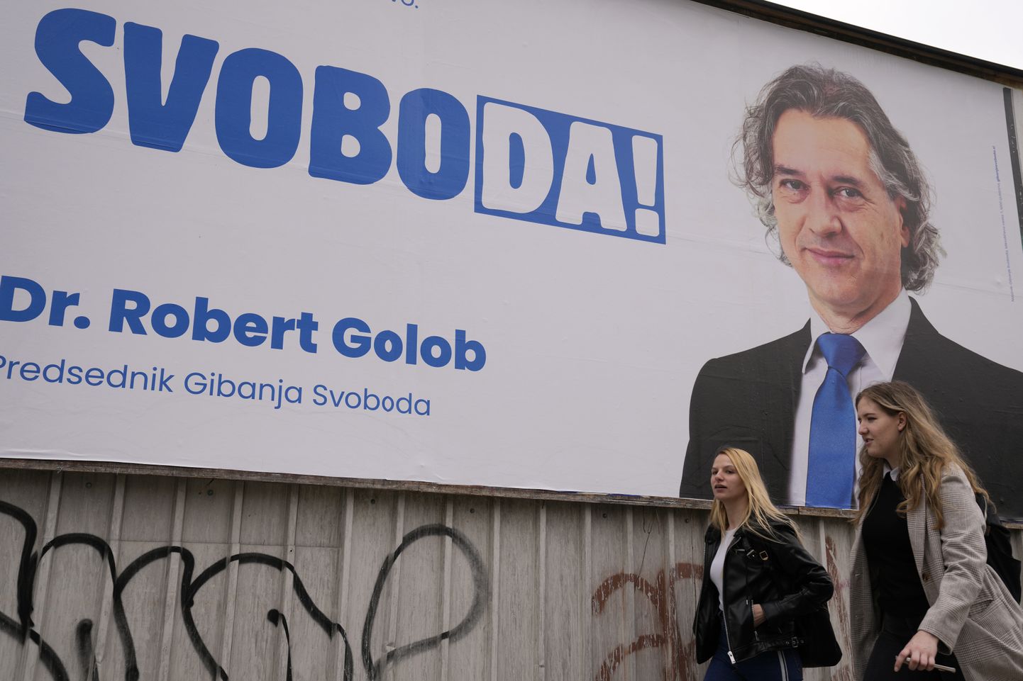 Opositsiooniliidri Robert Golobi plakat Ljubljanas kutsub üles inimesi tema poolt hääletama.