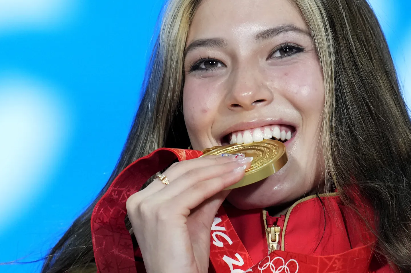 Eileen Gu Big Airi olümpiakullaga.