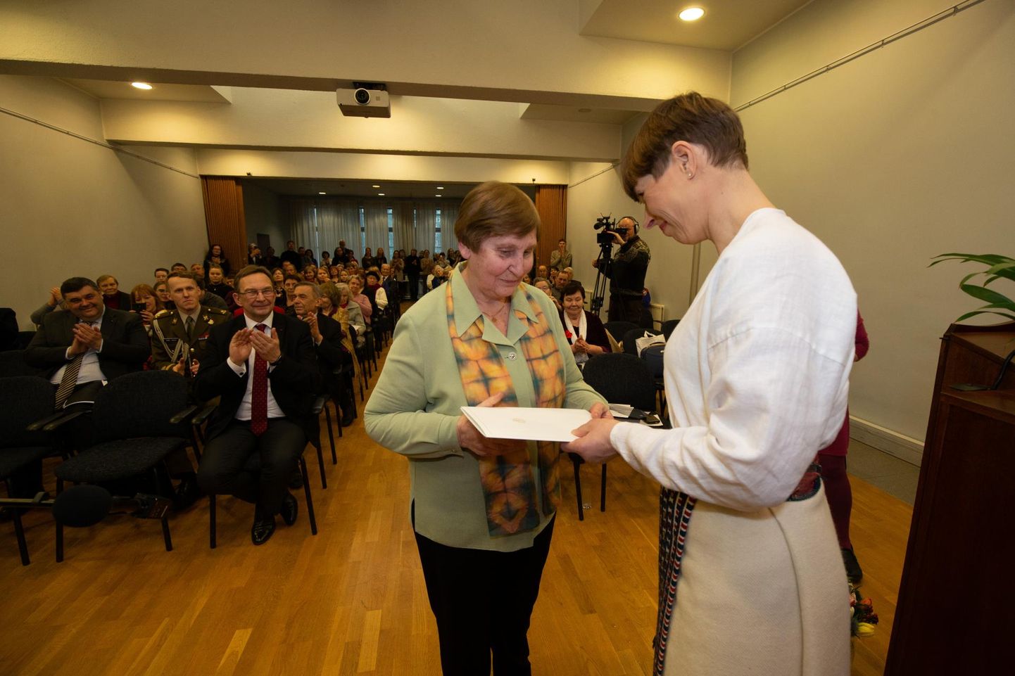 President Kersti Kaljulaid tunnustab rahvaluulepreemia laureaati Ellen Muru.