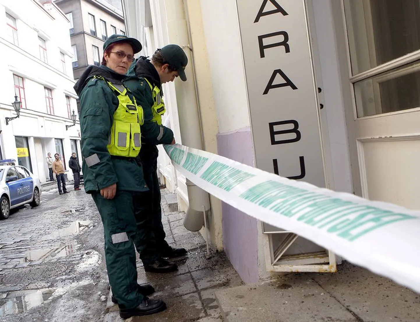 Väike-Karja tänaval kukkus 12-aastasele poisile katuselt jääd ja lund kaela.