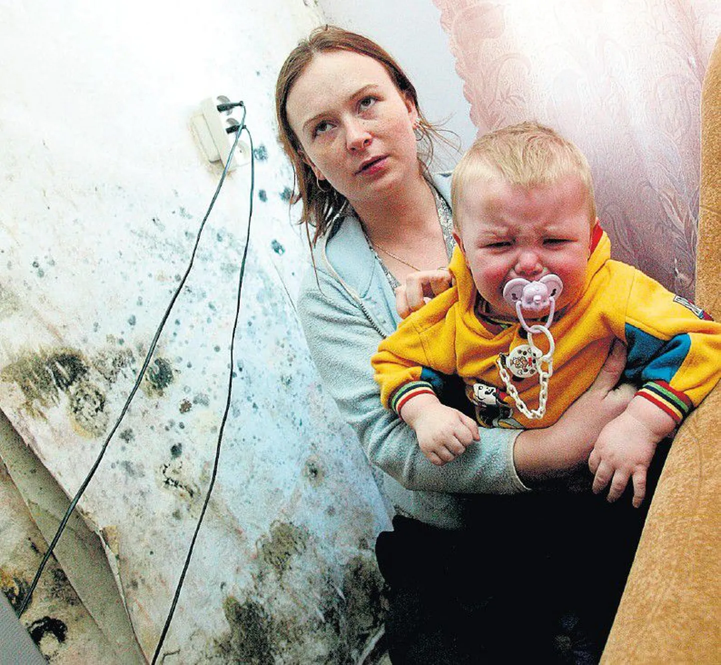 Rahu tänava sotsiaalkorteris elav Aleksandra Sprenk ei kavatse leppida niiske eluruumiga, kus tema lapsed on rohkem haiged kui terved.