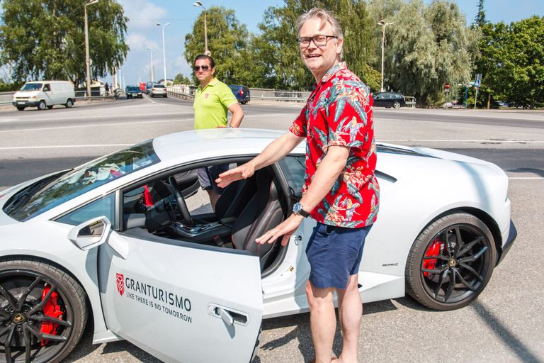 Ürituse korraldaja Peter Ternström leiab, et uhke auto soetamine on pea iga mehe elus üks peamisemaid eesmärke. / Mailiis Ollino/