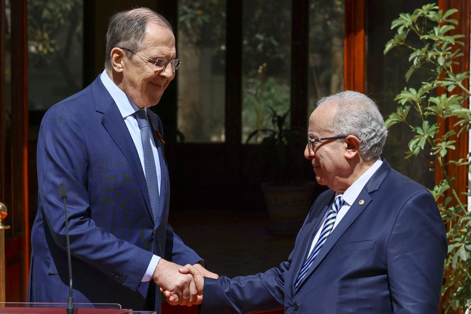 Venemaa välisminister Sergei Lavrov (vasakul) kohtumas Alžeeria presidendi Abdelmadjid Tebboune'iga Alžeerias tänavu 10. mail. Venemaa on viimasel ajal asunud otsima Aafrikast uusi sõpru.