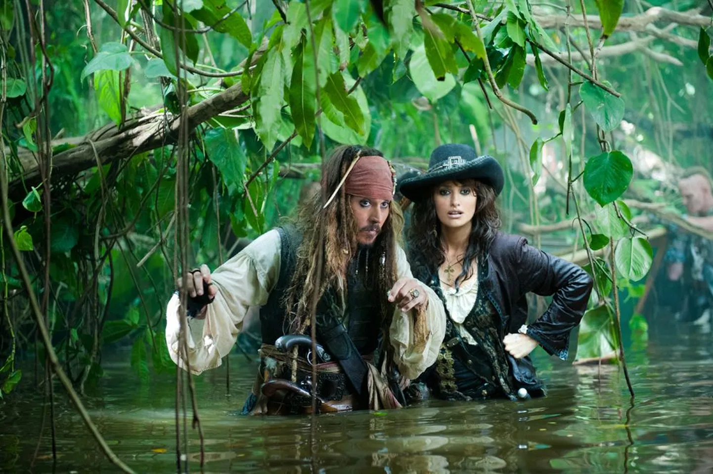 Johnny Depp ja Penélope Cruz seilavad «Võõrastel vetel» ohutult ja etteaimatavalt.