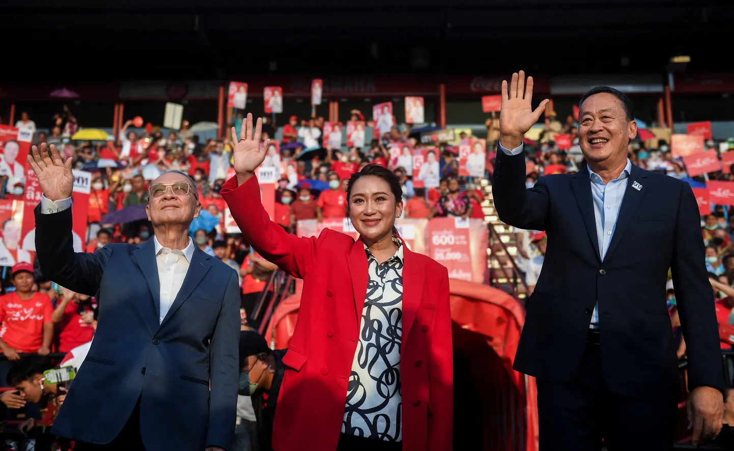 Ekspeaminister Thaksin Shinawatra tütar Paetongtarn Shinawatra (keskel) koos kohaliku kinnisvaraärimehe Srettha Thavisini (paremal) ja Pheu Thai partei uue nõuniku Chaikasem Nitisiriga (vasakul) seisavad erakonna vastselt välja kuulutatud peaministrikandidaatidena partei liikmeskonna ees.