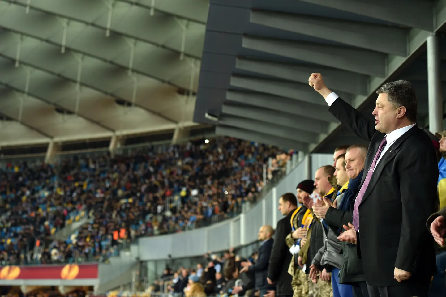 Президент Украина Петр Порошенко на трибуне стадиона во время матча "Динамо" - "Эвертон".