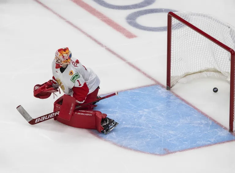Venemaa juunioride hokikoondise väravavaht Jaroslav Askarov ei saa veel täpselt aru, et soomlased on 1:0 ette läinud.