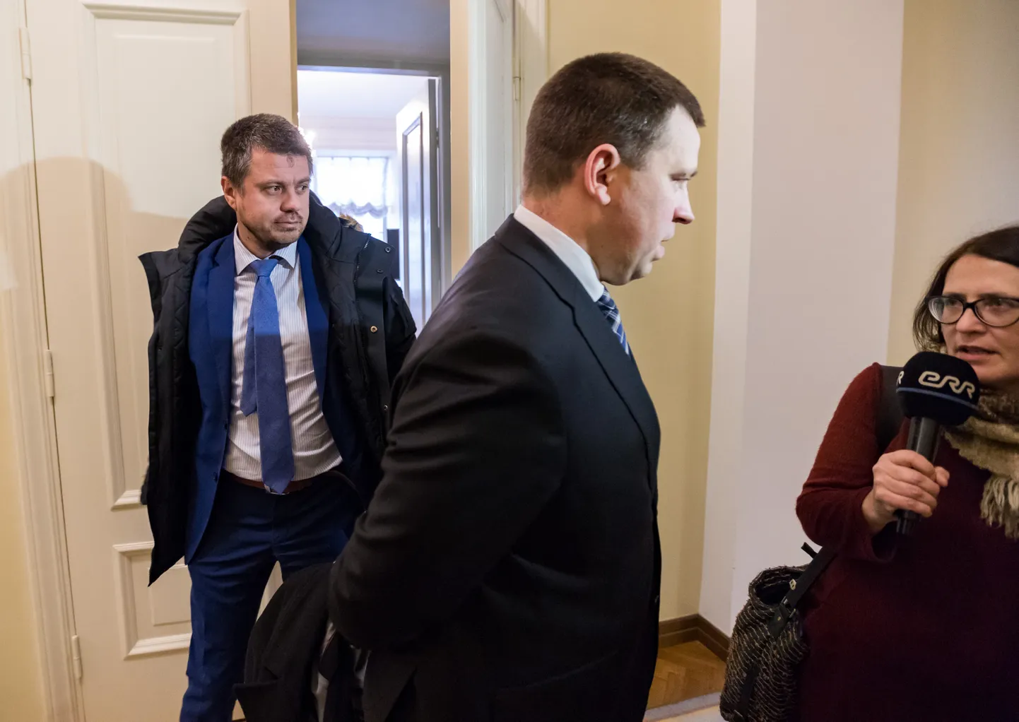 Eile pärastlõunal Toompeal kogunenud koalitsiooninõukogu justiitsminister Urmas Reinsalu, kes samuti kohtumisele kutsuti, personaalküsimuses otsuseid ei langetanud. Keskerakonna esimees, peaminister Jüri Ratas ütles, et Reinsalule võiks tema ebaõnnestunud sõnakasutuse andestada.