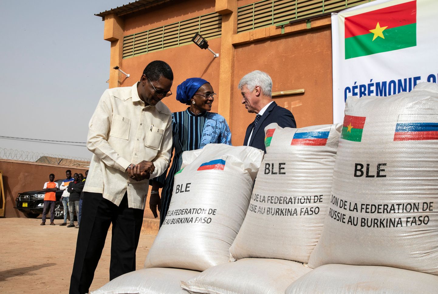 Kreml pani Burkina Fasosse saadetud nisu Venemaa lipuga viljakottidesse.
