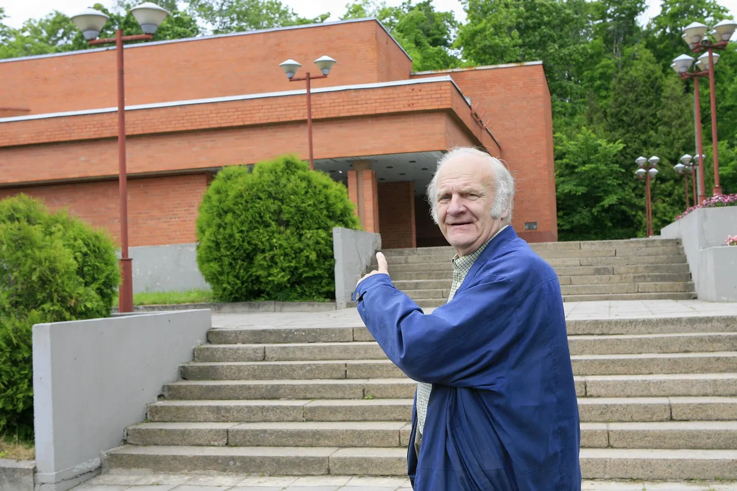 Endine teatrijuht Enn Kose 2009. aastal teatrimaja ees, mille ehitamisse on ta palju jõudu pannud.