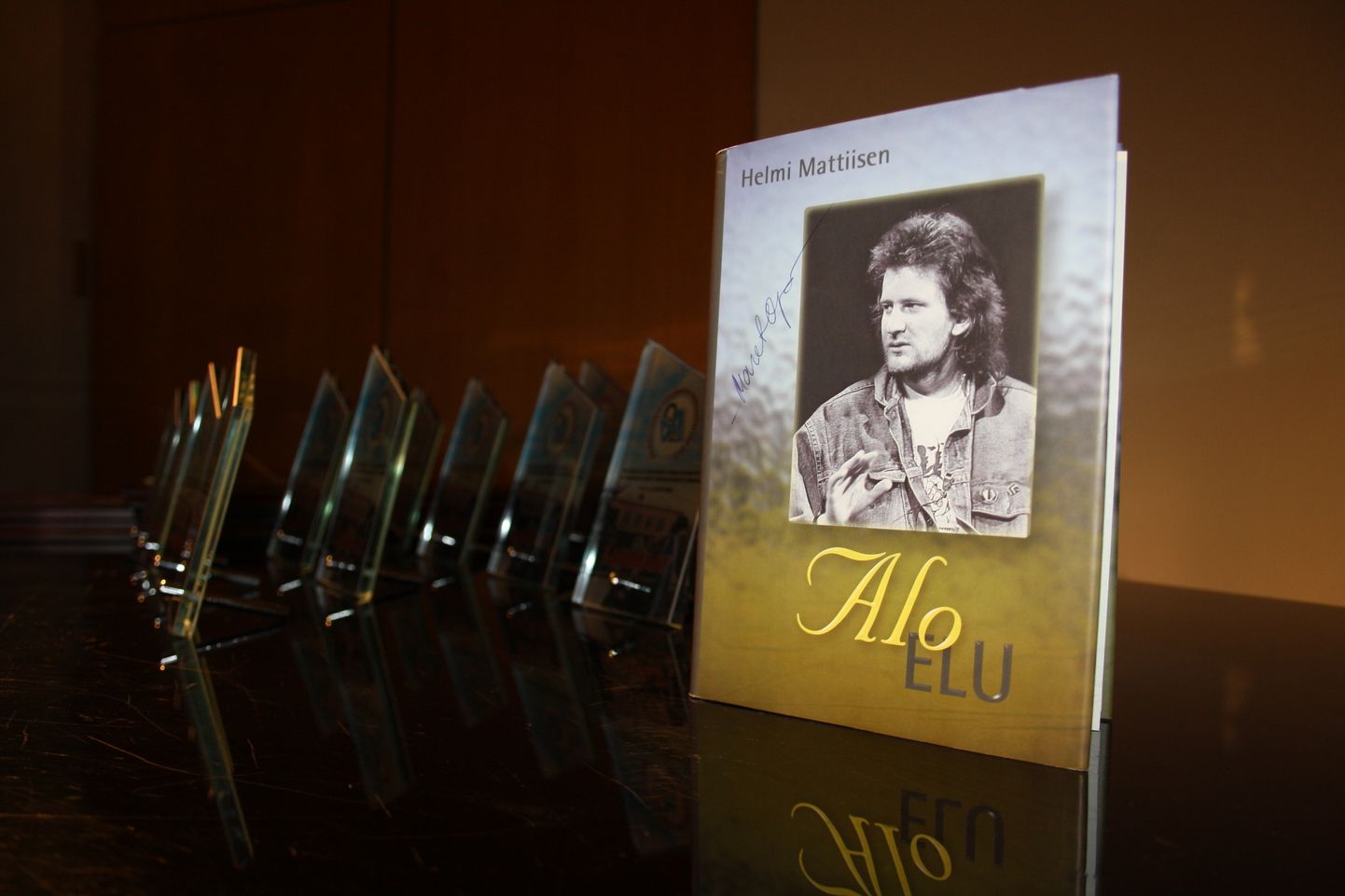 Eelmisel aastal aset leidnud Alo Mattiiseni 22. muusikapäevade auhinnalaud. Raamatu «Alo Elu» kaanel on muusikapäevade peakorraldaja Maret Oja autogramm.