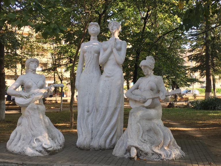 Скульптура в центральном парке Кутаиси