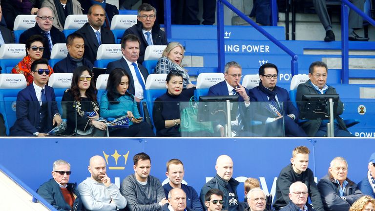 Vichai Srivaddhanaprabha (keskmises reas paremalt esimene) vaatamas laupäevaõhtust Leicester City ja West Ham Unitedi kohtumist.