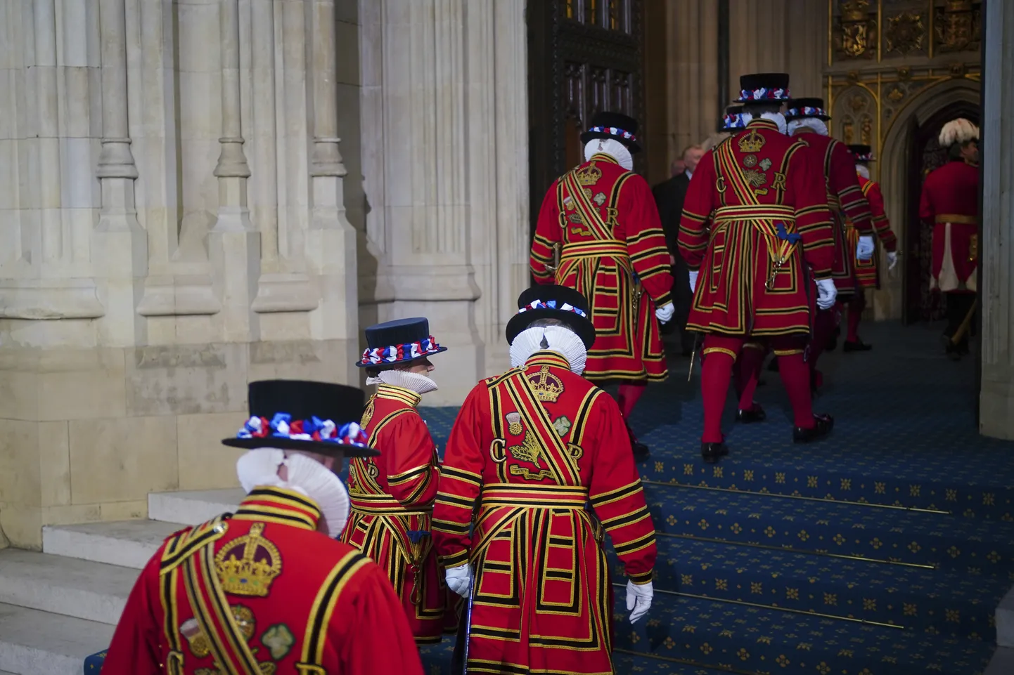 Kuninga ihukaitsjad sisenevad avaistungi eel parlamenti.