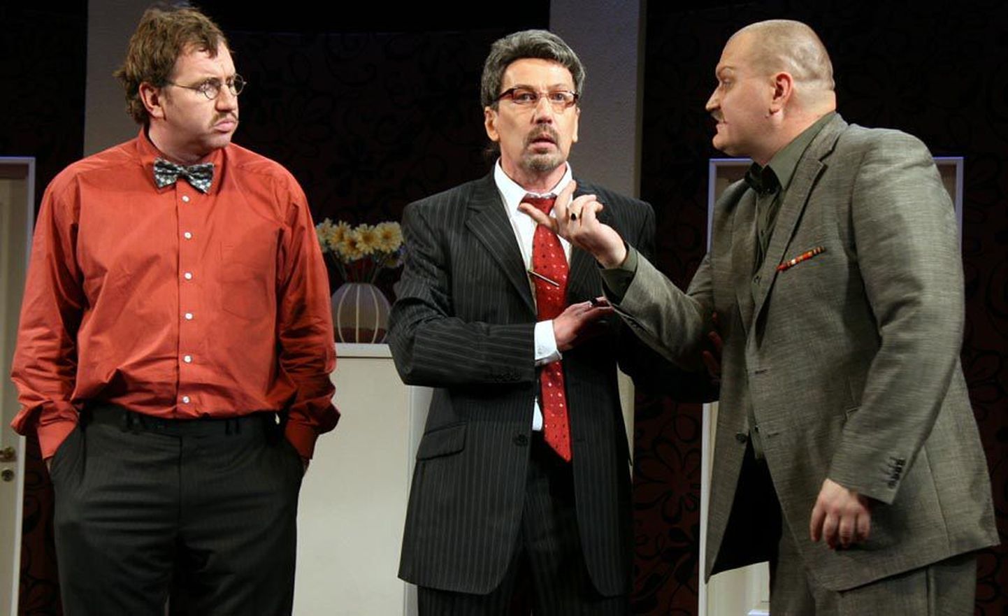 Sepo Seeman (vasakul), Madis Kalmet ja Indrek Taalmaa naerutavad publikut komöödias «Kolmekesi kahevahel».