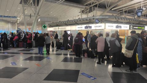 Фото ⟩ Рейс отменен: группа туристов из Эстонии застряла в аэропорту Порту