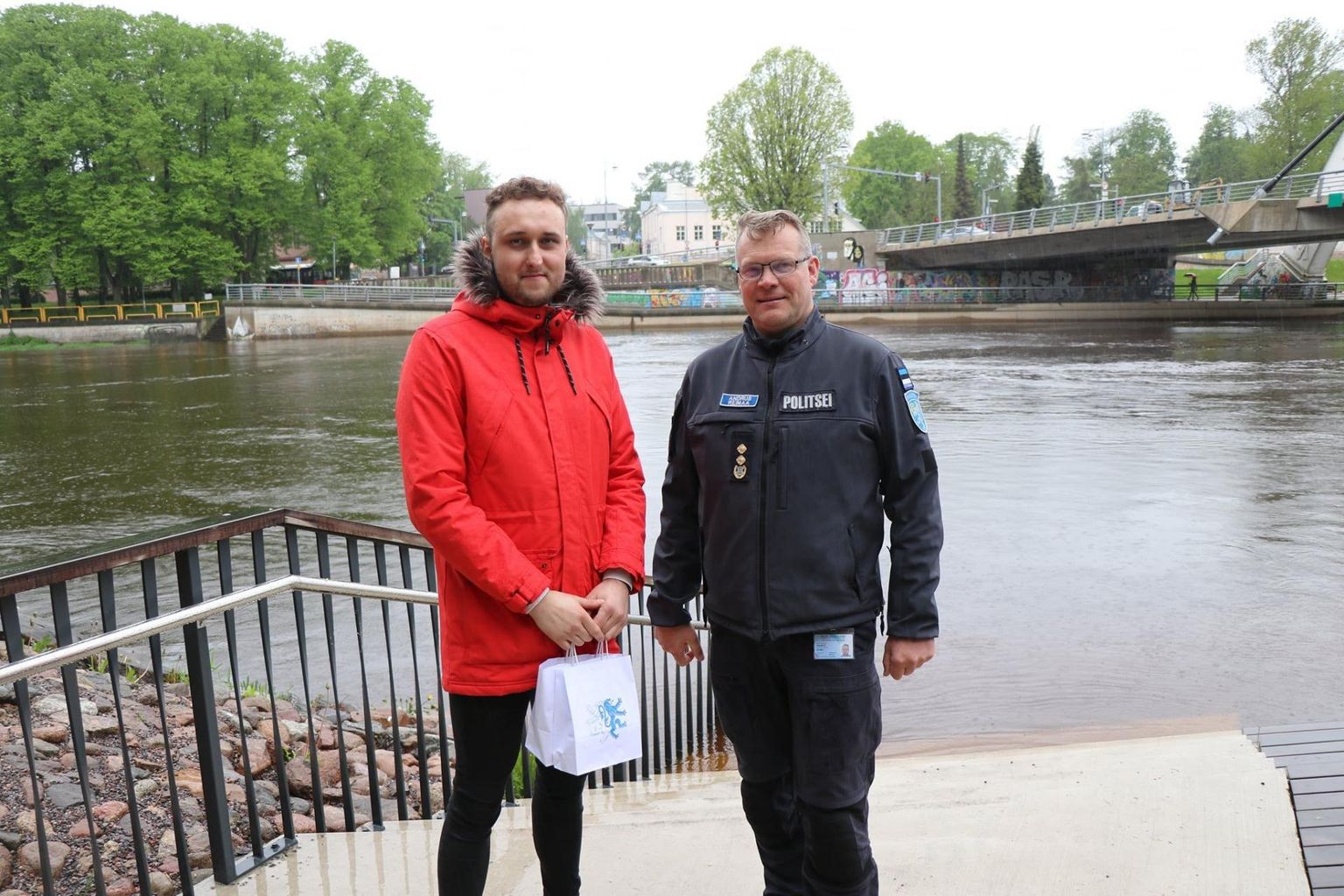 Tartu politseijaoskonna juht Andrus Reimaa tänas elupäästjat Steni Delta trepistiku juures.