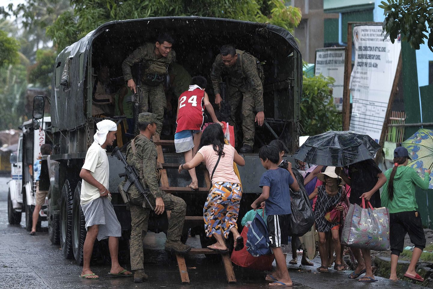 Filipiinide sõjavägi aitab elanikel taifuuni Kammuri eest evakueeruda.