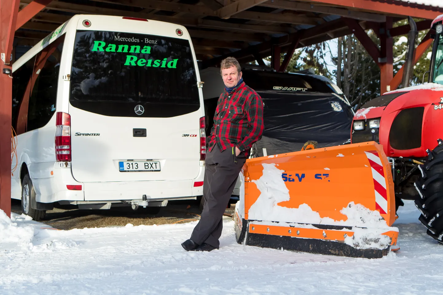 REISIRAHA teenib Ain Rand bussijuhiametis ja lumelükkamisega.