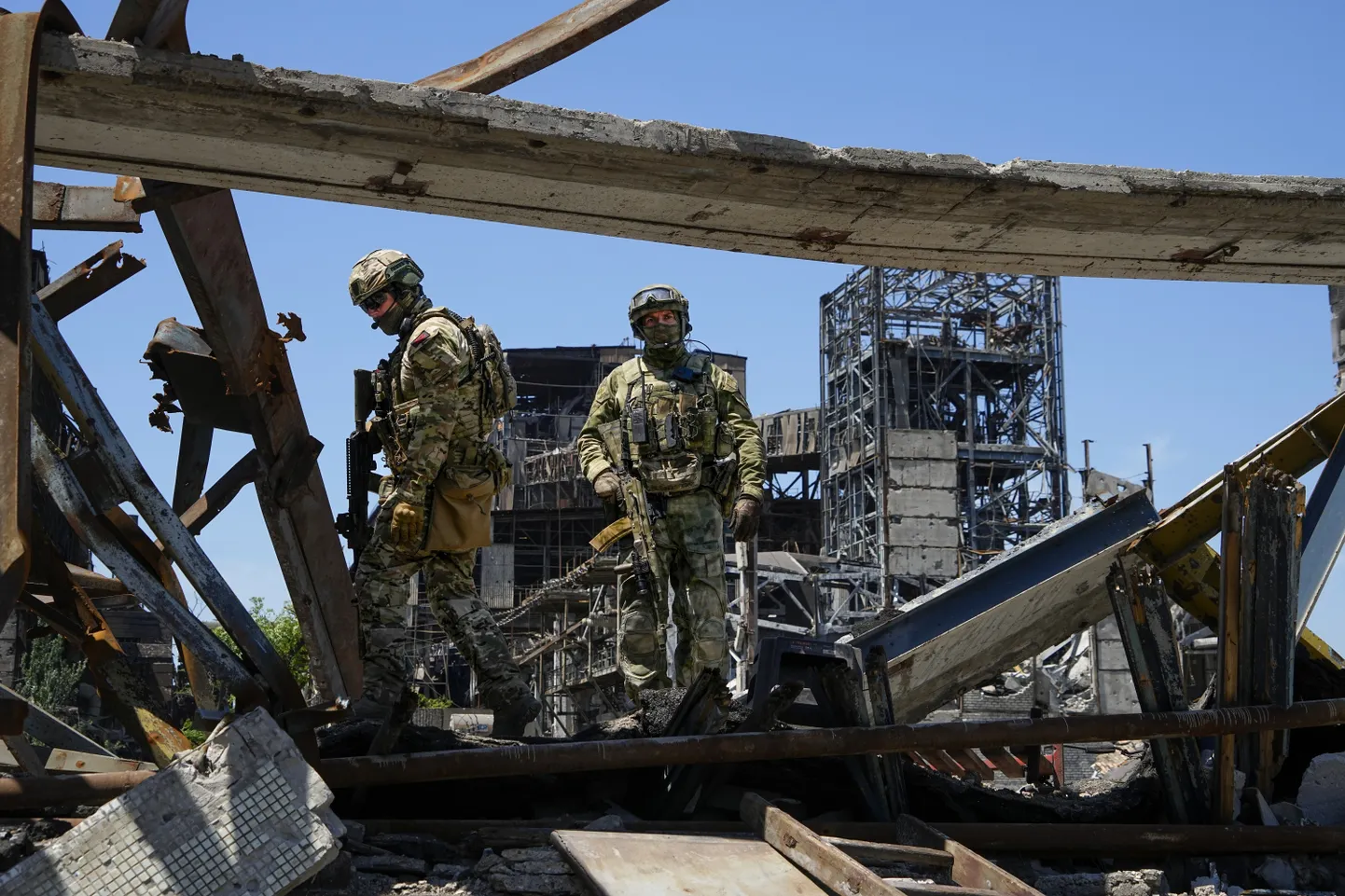 Vene sõdurid patrullimas Mariupolis hävinenud Azovstali terasetehases. Ukraina sadamalinn Mariupol on Vene vägede kontrolli all. Foto on tehtud 13. juunil 2022