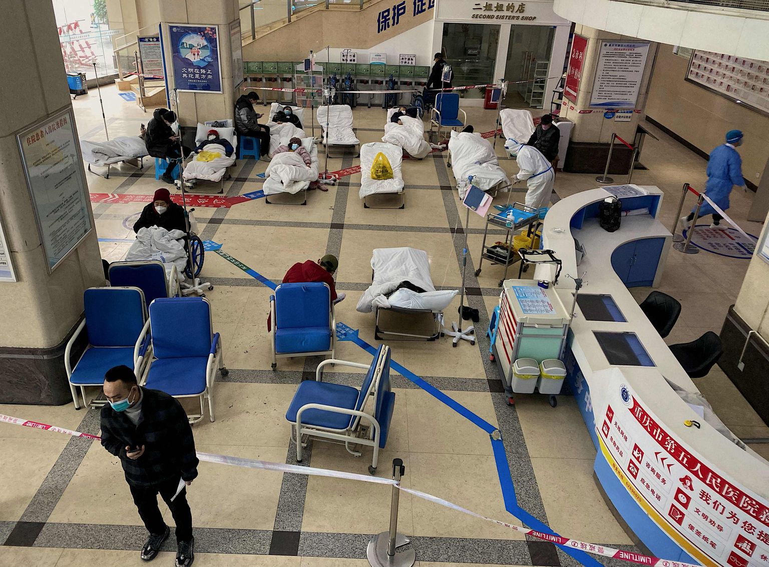 Covid-19 patsiendid lebavad voodites lindiga eraldatud alal haigla fuajees Edela-Hiinas asuvas Chongqingis.